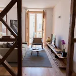 Flora Chiado Apartman *